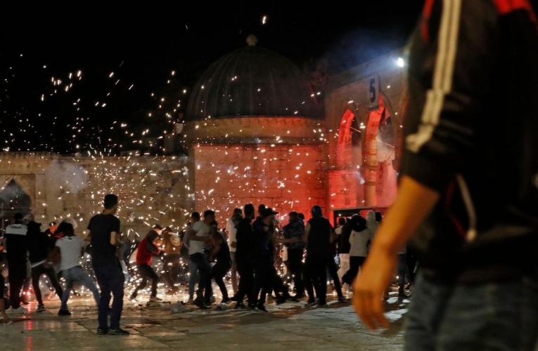 More than 200 hurt as Israeli police clash with Palestinians at Jerusalem mosque, Palestinian Red Crescent says