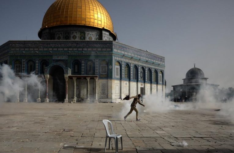 Hundreds of Palestinians injured in Israeli police clashes as tensions soar in Jerusalem