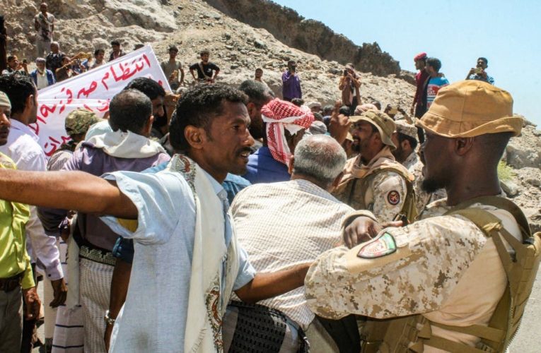 Yemeni Protesters Storm Aden Presidential Palace