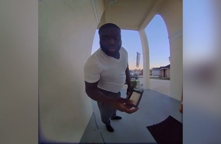 كاميرا مراقبة توثق إعادة رجل لمحفظة مفقودة إلى منزل مالكتها.. كيف كان رد فعلها؟