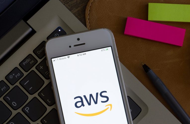 موظفة في “أمازون” تقاضي الشركة بدعوى التمييز العنصري وعدم المساواة في الأجور