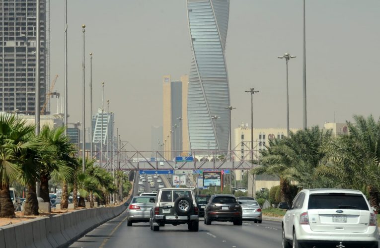 مكافحة الفساد بالسعودية توقف 3 ضباط بالحرس الملكي ضمن قضيتين تباشرهما