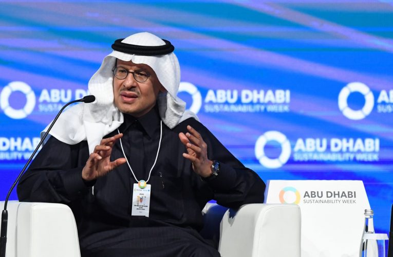 قفزة في أسعار النفط بعد تمديد أوبك + خفض الإنتاج.. ووزير الطاقة السعودي يدعو للحذر