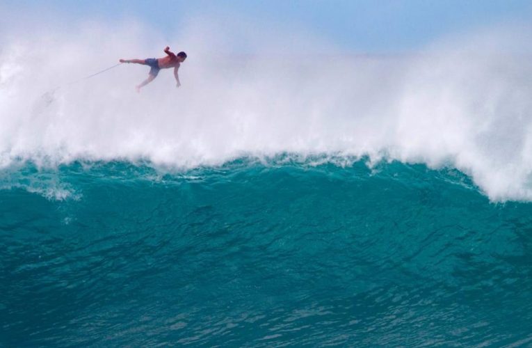 موجة ضخمة حطمت عظامه.. شاب يرى الموت يروي ما شاهده في تلك اللحظة