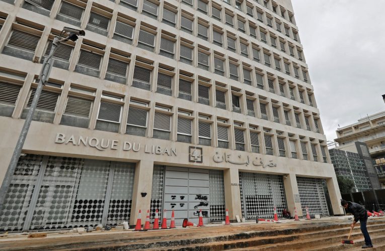 بعد تقرير عن عقوبات أمريكية محتملة ضده.. حاكم مصرف لبنان يهدد بلومبرغ بدعاوى قضائية