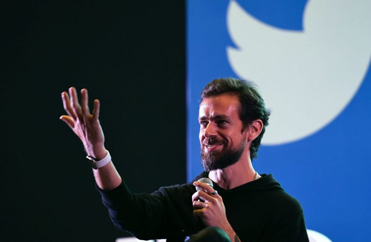 بعروض بلغت 2.5 مليون دولار.. مؤسس “تويتر” يعرض أقدم تغريدة على المنصة للبيع