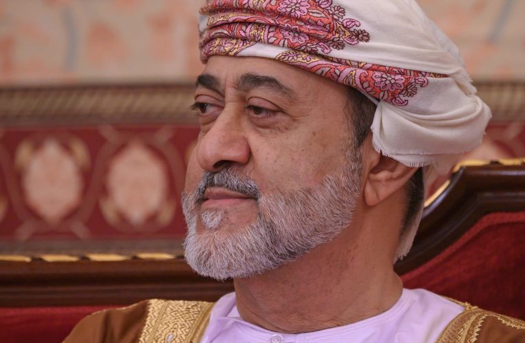 سلطنة عُمان تعتمد خطة تحفيز اقتصادي تتضمن تخفيضات ضريبية وإقامات طويلة للمستثمرين الأجانب