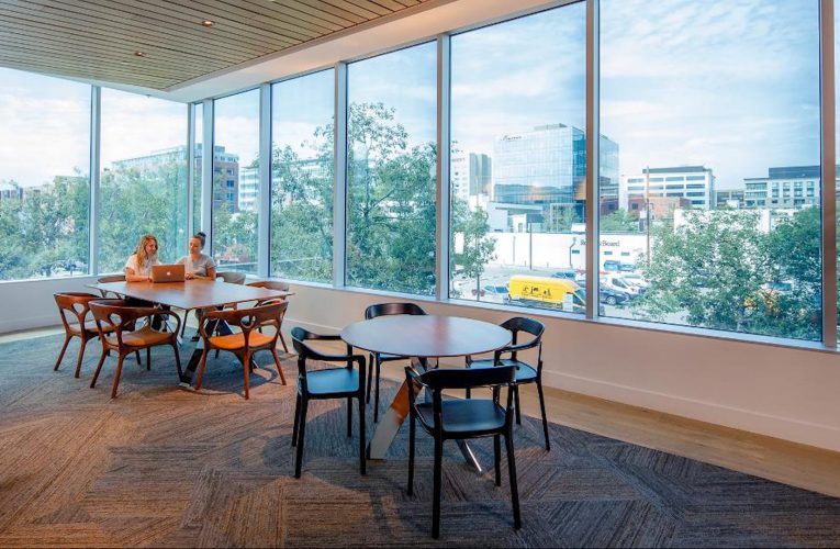 تستخدمها “فيسبوك” و”نتفليكس”.. هذه النوافذ الذكية تستبدل الستائر التقليدية