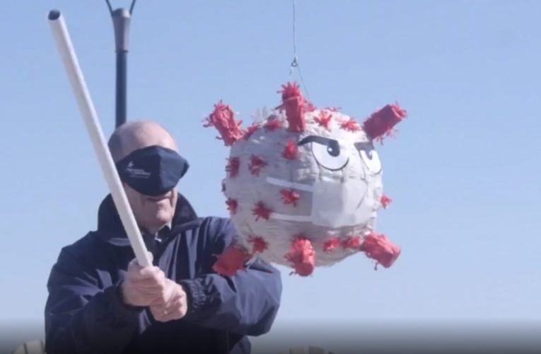 مسنون يعذبون فيروس كورونا بعصا على شاطىء بأمريكا