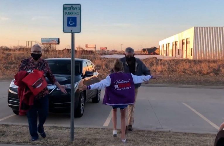 دموع وصراخ وفرح.. شاهد لحظات لقاء الأجداد والأطفال لأول مرة منذ عام بسبب كورونا