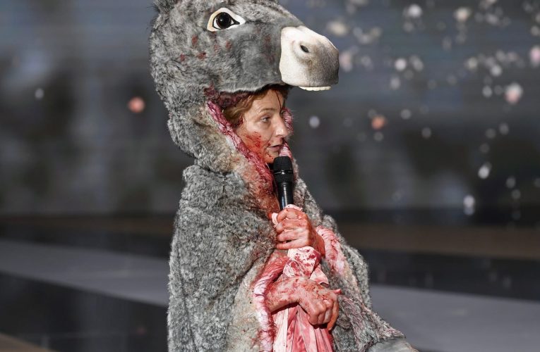 ممثلة تخلع ملابسها وتحتج عارية خلال حفل جوائز سيزار السينمائية في فرنسا