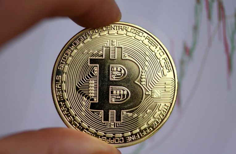 قيمة البتكوين تقفز لرقم قياسي.. وتكسر حاجز الـ60 ألف دولار