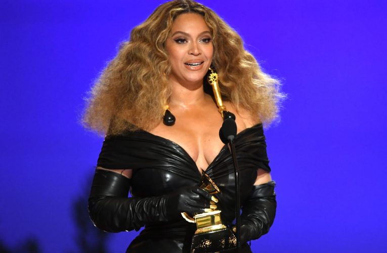 بيونسيه وتايلور سويفت تصنعان التاريخ في حفل توزيع جوائز غرامي