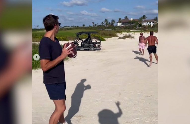 شاهد.. ديفيد بيكهام يلعب كرة القدم الأمريكية في شواطئ جزر الباهاما