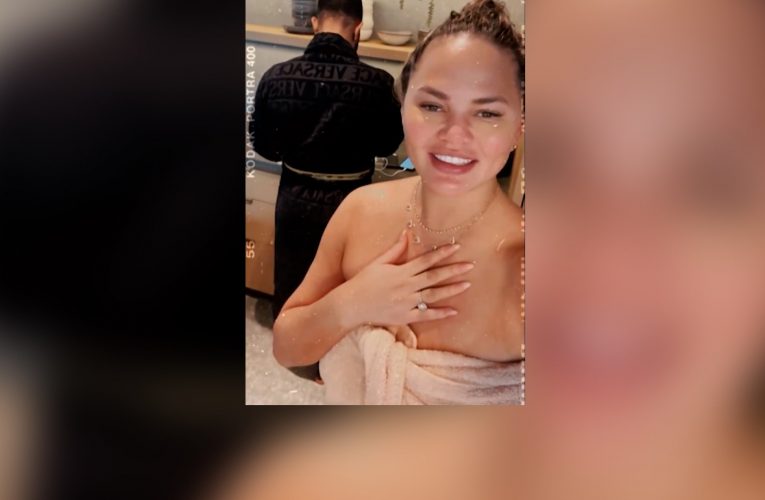 زوجة المغني جون ليجيند تحتفل بفوزه بجائزة غرامي مرتدية منشفة حمام.. كيف كانت التعليقات؟