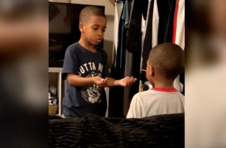 فيديو لطفل يحاول تهدئة أخيه الأصغر ينتشر بشكل كبير على الإنترنت