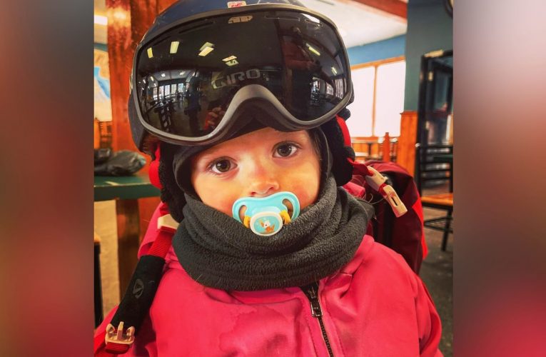 أب يلتقط محادثات حماسية رائعة لطفلته ذات الـ3 أعوام وهي تتزلج على الجليد