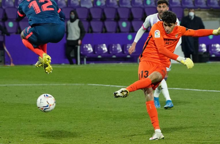 الحارس المغربي ياسين بونو يسجل هدفا قاتلا لفريقه في الدوري الإسباني