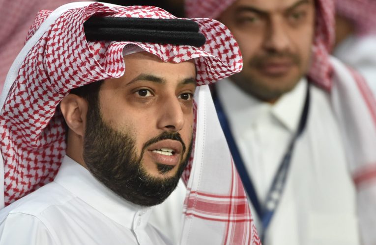 تركي آل الشيخ يعلن اعتزاله الشعر.. ومغردون يعلقون على القرار: “حالة مزاجية”