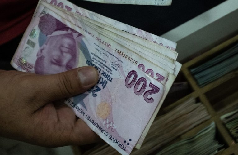 الليرة التركية تتدهور بعد إقالة أردوغان لرئيس البنك المركزي