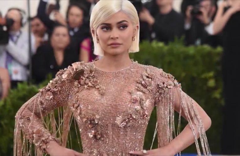 كايلي جينر تثير الانتقاد بعد طلبها المال من معجبيها لمساعدة خبير مكياجها