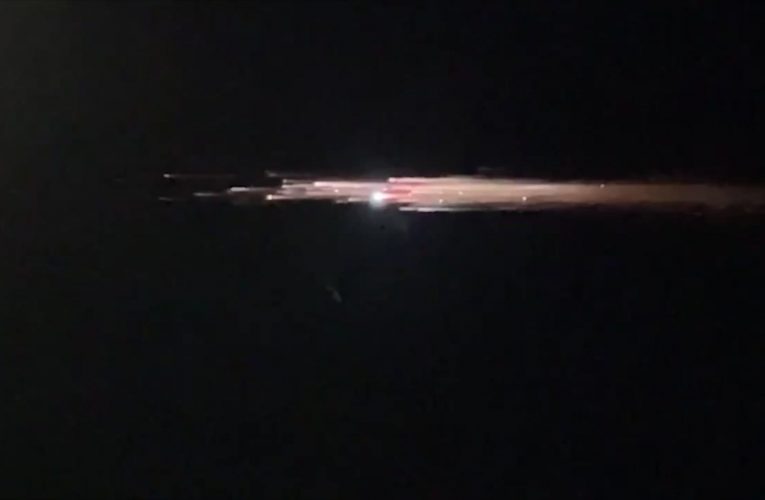 شاهد.. حطام صاروخ SpaceX يتسبب في “عرض ضوئي” مبهر