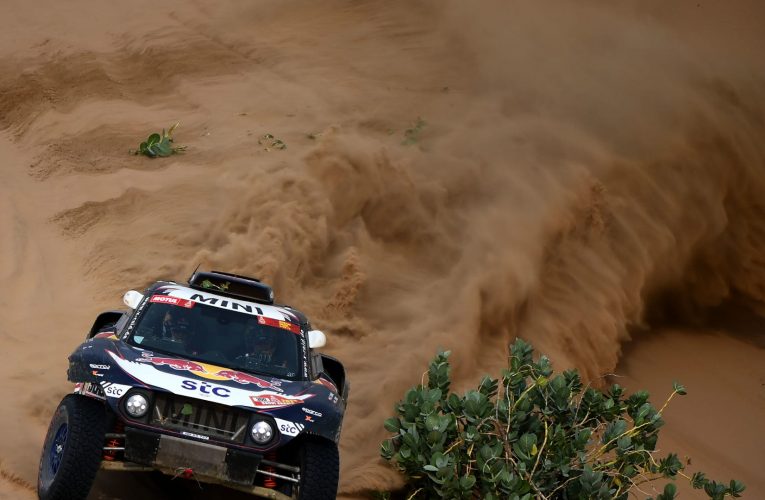 انقلبت سيارتها 5 مرات.. متسابقة تتعرض لحادث خطير بسباق “اكستريم إي” بصحراء العلا السعودية