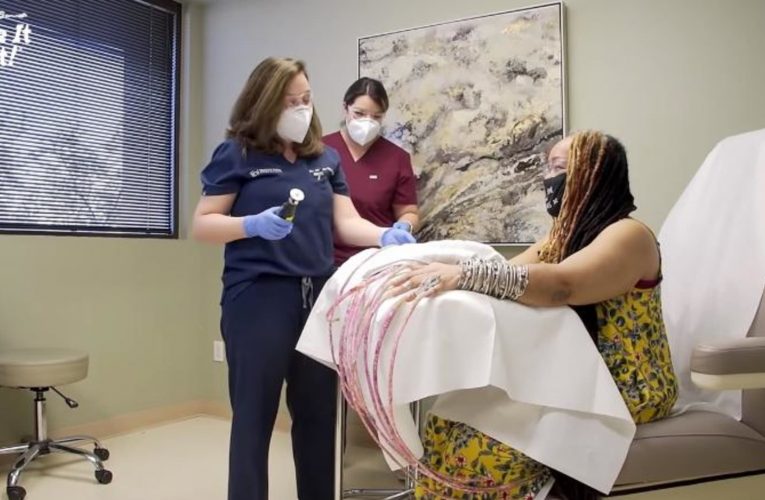 آيانا ويليامز صاحبة أطول أظافر في العالم تقصها للمرة الأولى منذ قرابة 30 عامًا