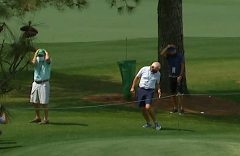 شاهد.. لاعب يصيب والده بالكرة بالخطأ مع عودة بطولة “الماسترز” للغولف
