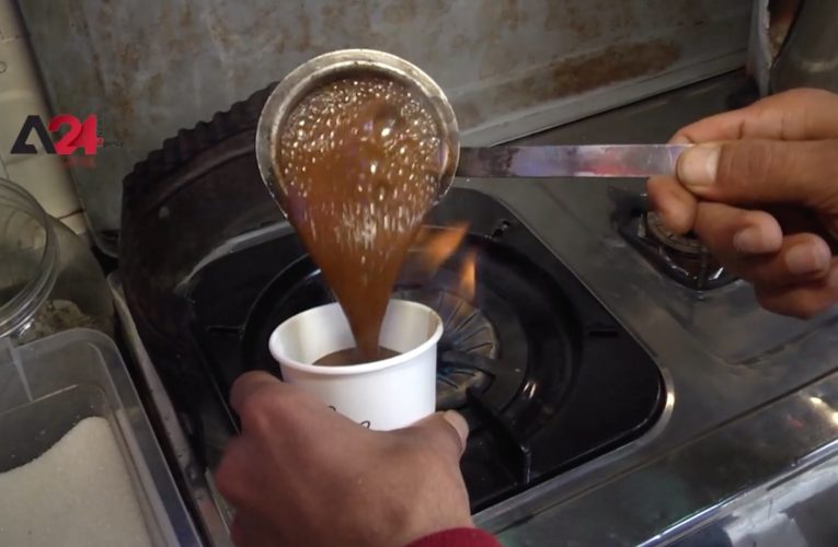 يبيع القهوة والشاي في شوارع غزة.. شاهد كيف يحاول هذا الشاب استقطاب الزبائن