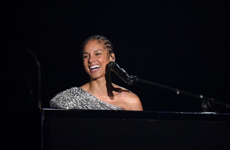 أليشيا كيز تغني في مدرسة للبنات بالعُلا وسط تفاعل واحتفاء بوجودها في السعودية