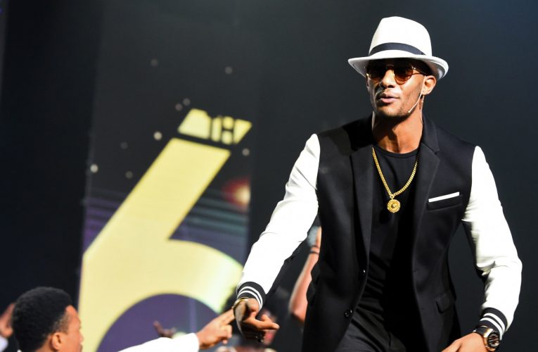 محمد رمضان يعاود إلقاء كميات كبيرة من الدولارات أمام أسد