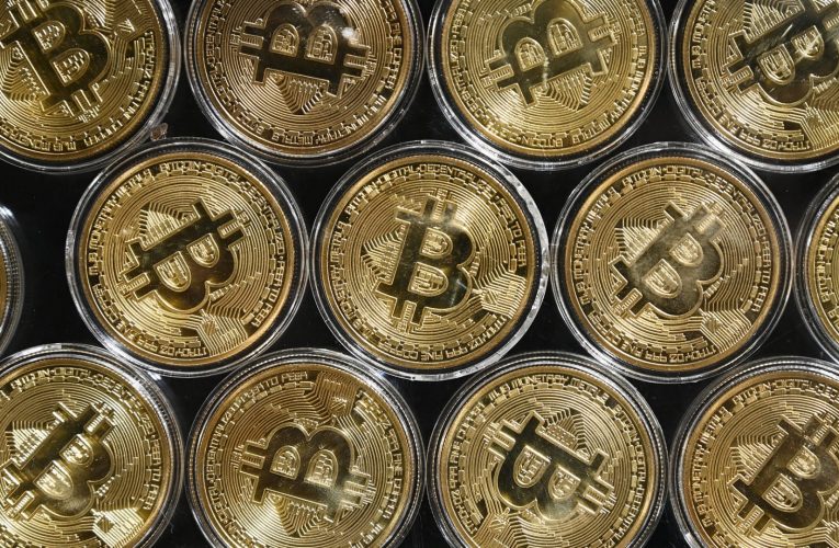 عملة بيتكوين عند مستوى جديد.. قيمتها تقترب من 63 ألف دولار