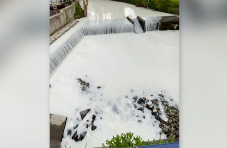 نهر يتحول إلى اللون الأبيض بشكل تام في مشهد غير اعتيادي.. ما السبب؟