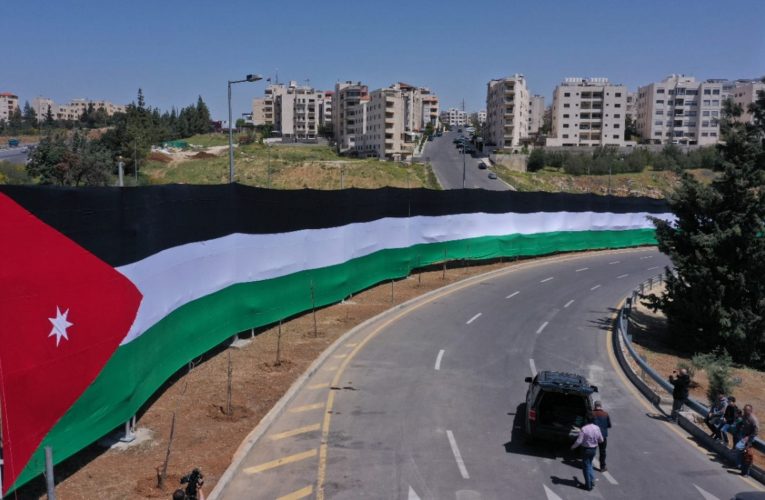 اﻷردن يدخل موسوعة غينيس للأرقام القياسية بأطول يافطة علم