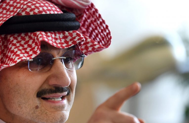 الوليد بن طلال يمازح ممرضة أعطته جرعة لقاح كورونا: “أول مرة سعودية تعطيني إبرة”