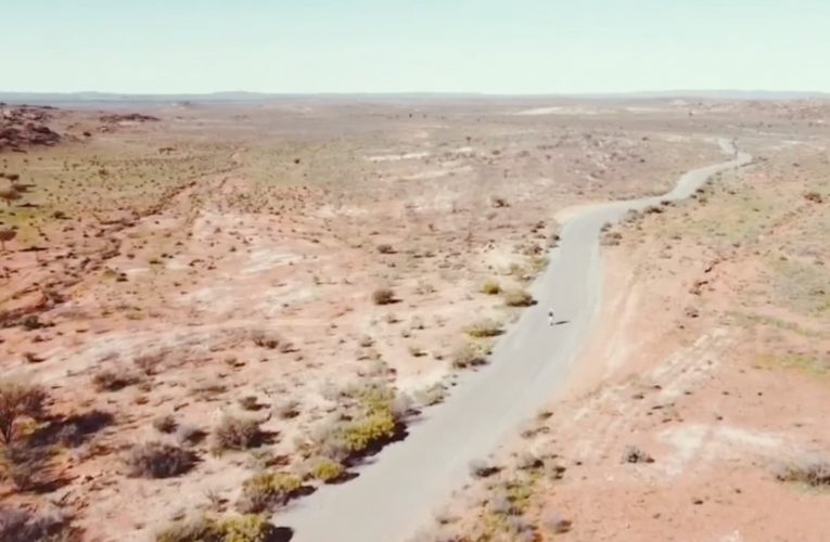 مغامر أسترالي يقطع مسافة 4 آلاف كيلومتر على أصغر وسيلة نقل