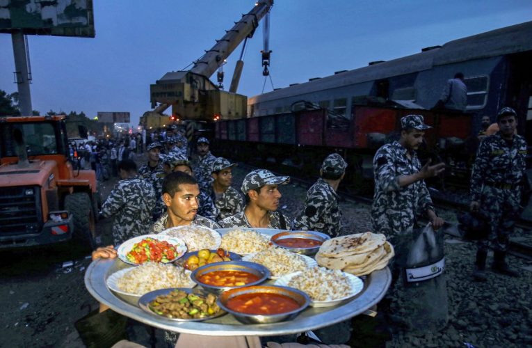 خير “كفر الحصة”.. القرية التي “عزمت القطار” على إفطار رمضان بعد حادث مأساوي في مصر
