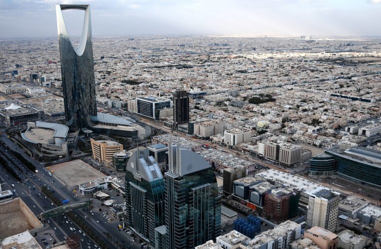 منهم لواء متقاعد بالحرس الوطني.. السعودية تباشر 11 قضية فساد