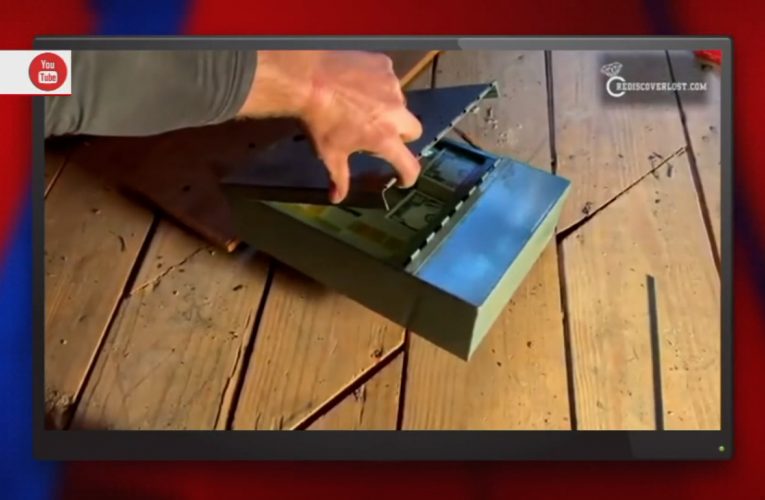 صائد كنوز يعثر على آلاف الدولارات مخبأة تحت ألواح أرضية أحد المنازل