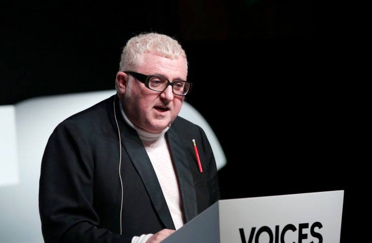 وفاة مصمم الأزياء ألبير الباز عن 59 عامًا