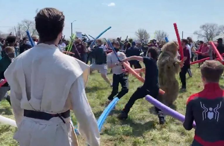 شاهد.. مئات يشاركون في معركة بعصي “النودلز” في نبراسكا.. و الفائز هو المفاجأة