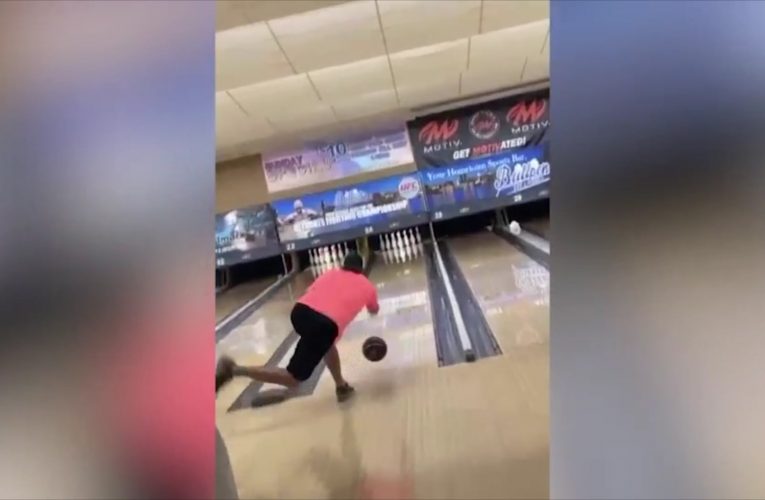 رجل يحقق ضربة لافتة في البولينغ بكرة تحتوي على “رماد والده”