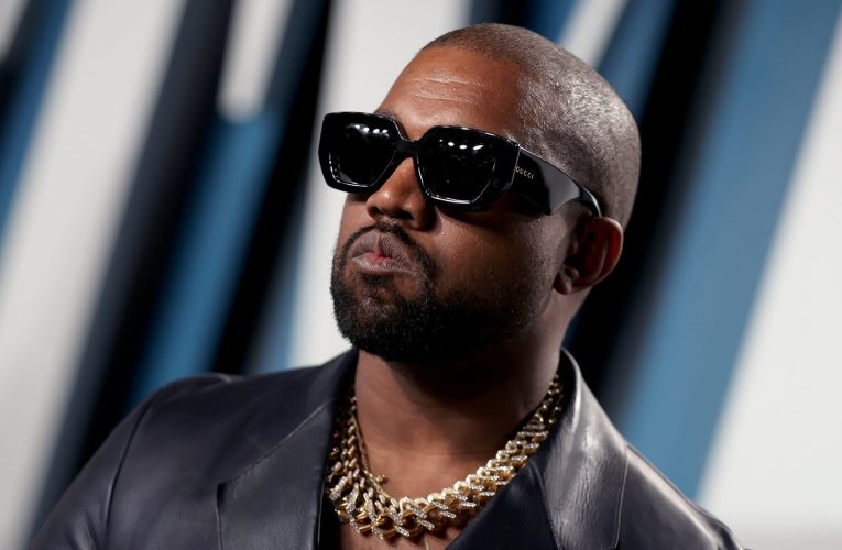 “يشبه شعارنا”.. “وولمارت” تعارض تصميم شعار علامة كانييه ويست التجارية “Yeezy”