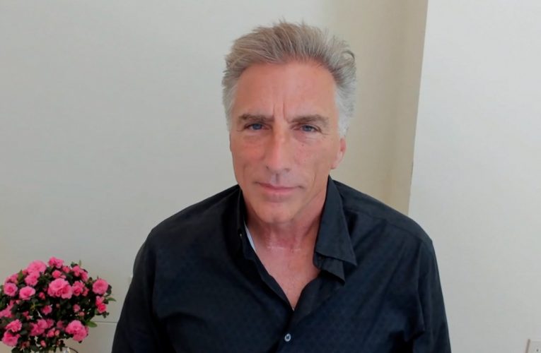 الرئيس التنفيذي لشركة “لوجيتيك“: نقص الرقائق قد يستمر لعام آخر