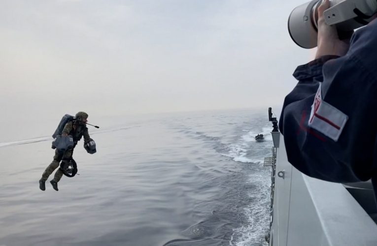 البحرية الملكية البريطانية تختبر بدلة نفاثة تتحدى الجاذبية.. إليكم كيف تعمل