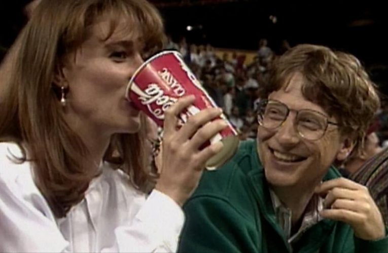 انفصلا بعد 27 عاماً.. فيديو من 1993 يظهر بيل وميليندا غيتس يتشاركان مشروباً أثناء الخطوبة