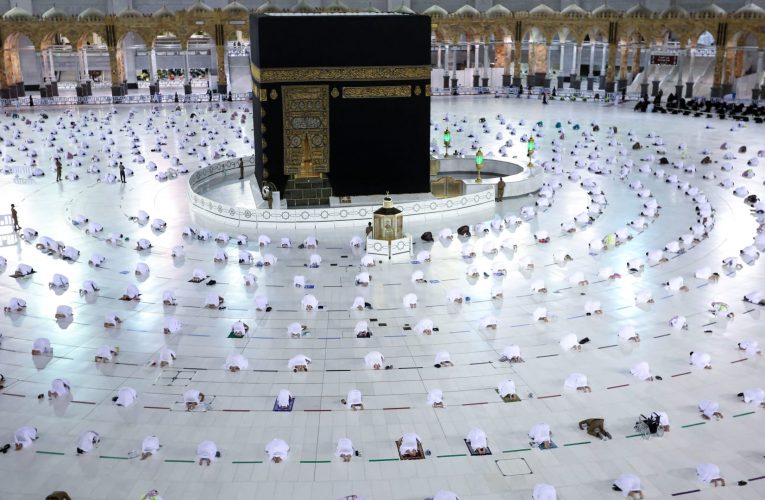 للمعتمرين من خارج السعودية.. وثائق التأمين ستغطي مخاطر كورونا وهذه قيمتها