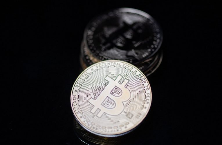 عملة بيتكوين تواصل خسائرها وتتراجع بـ13٪