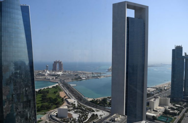 أدنوك” ترسي عقداً بقيمة 744 مليون دولار لتطوير حقول بحرية وزيادة إنتاجها النفطي